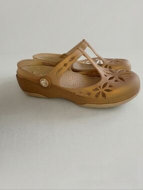 Crocs Isabella Mary Jane Sandals Size 5 Gold Jelly Floral Cutout Comfort Clogs